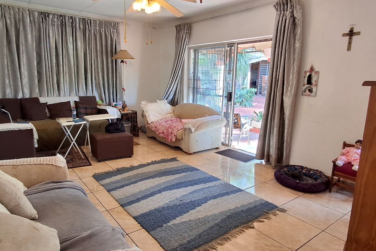 SPACIOUS HOUSE WITH FLAT FOR SALE - Photo 5