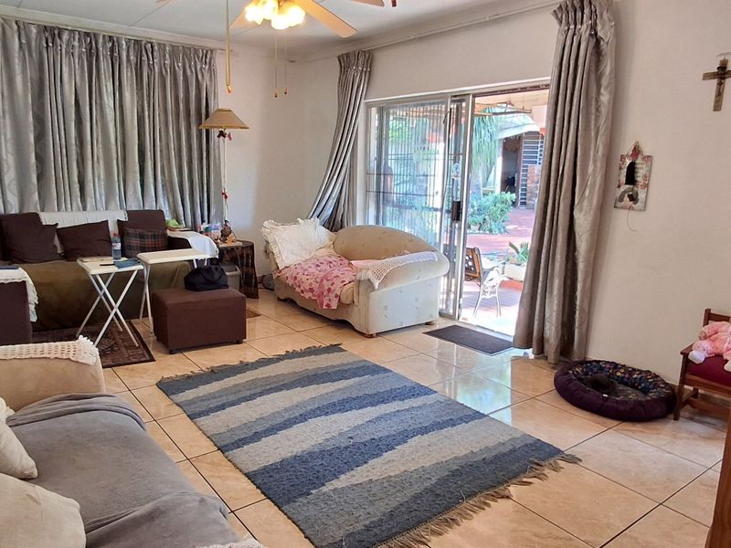 SPACIOUS HOUSE WITH FLAT FOR SALE - Photo 5