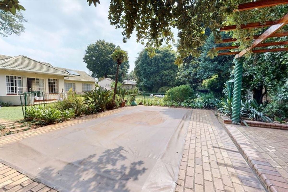 Spacious Elegant Family Home With Premium Features - Photo 3