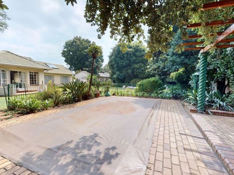 Spacious Elegant Family Home With Premium Features - Photo 3