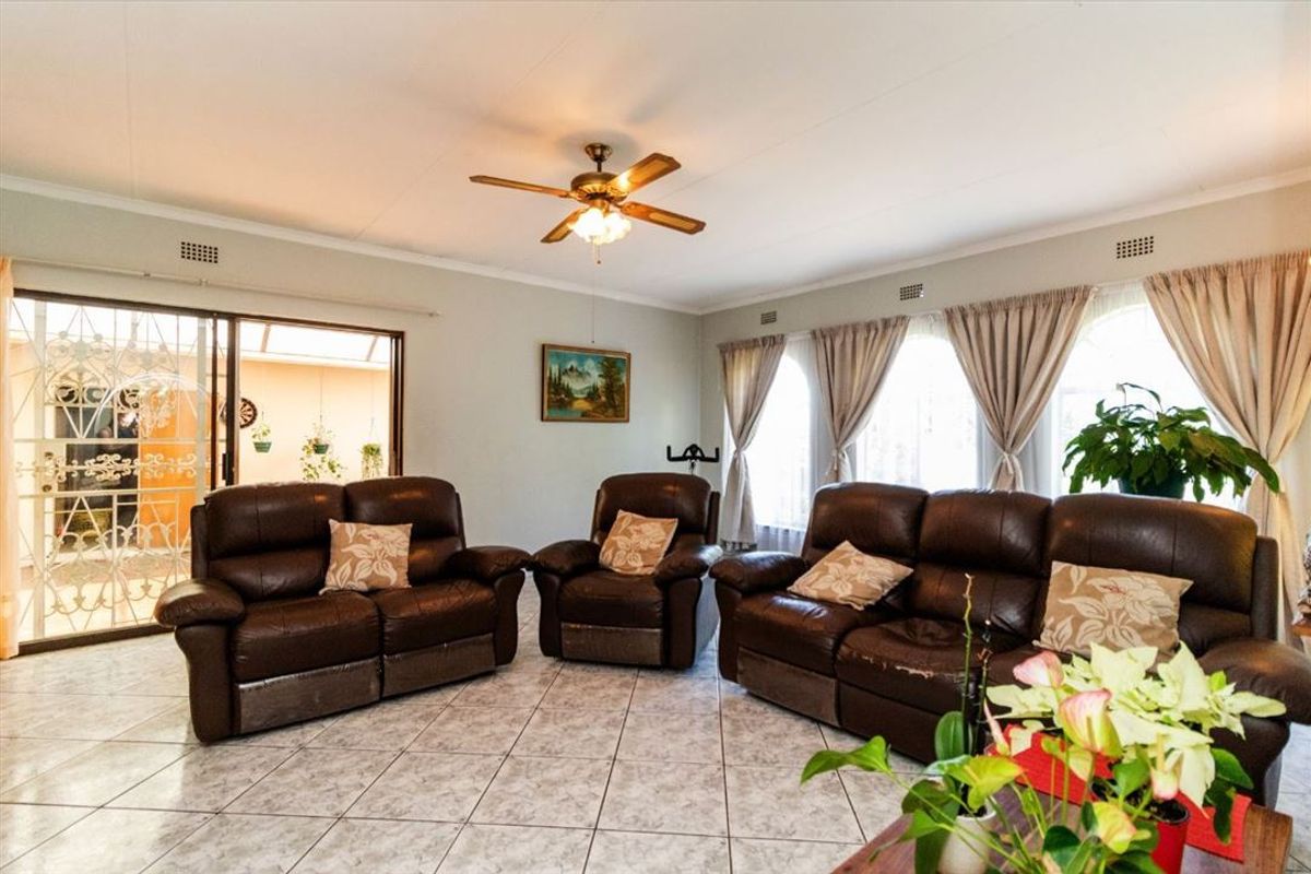 Spacious Family Home with Versatile Living Areas - Photo 2