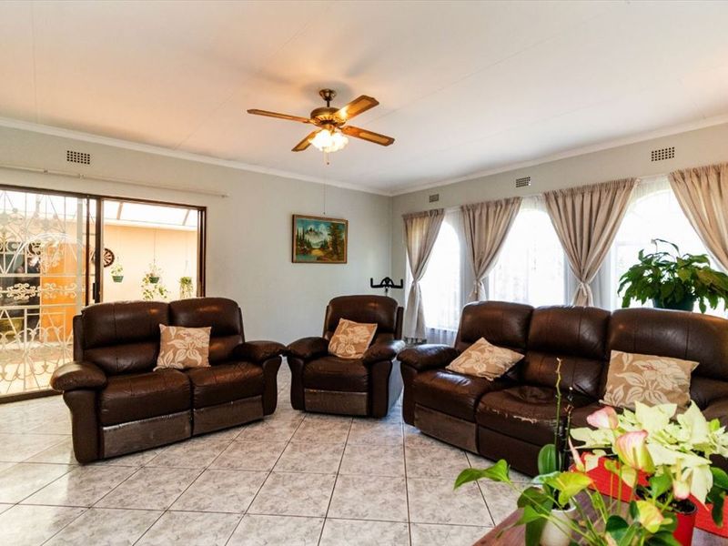 Spacious Family Home with Versatile Living Areas - Photo 2