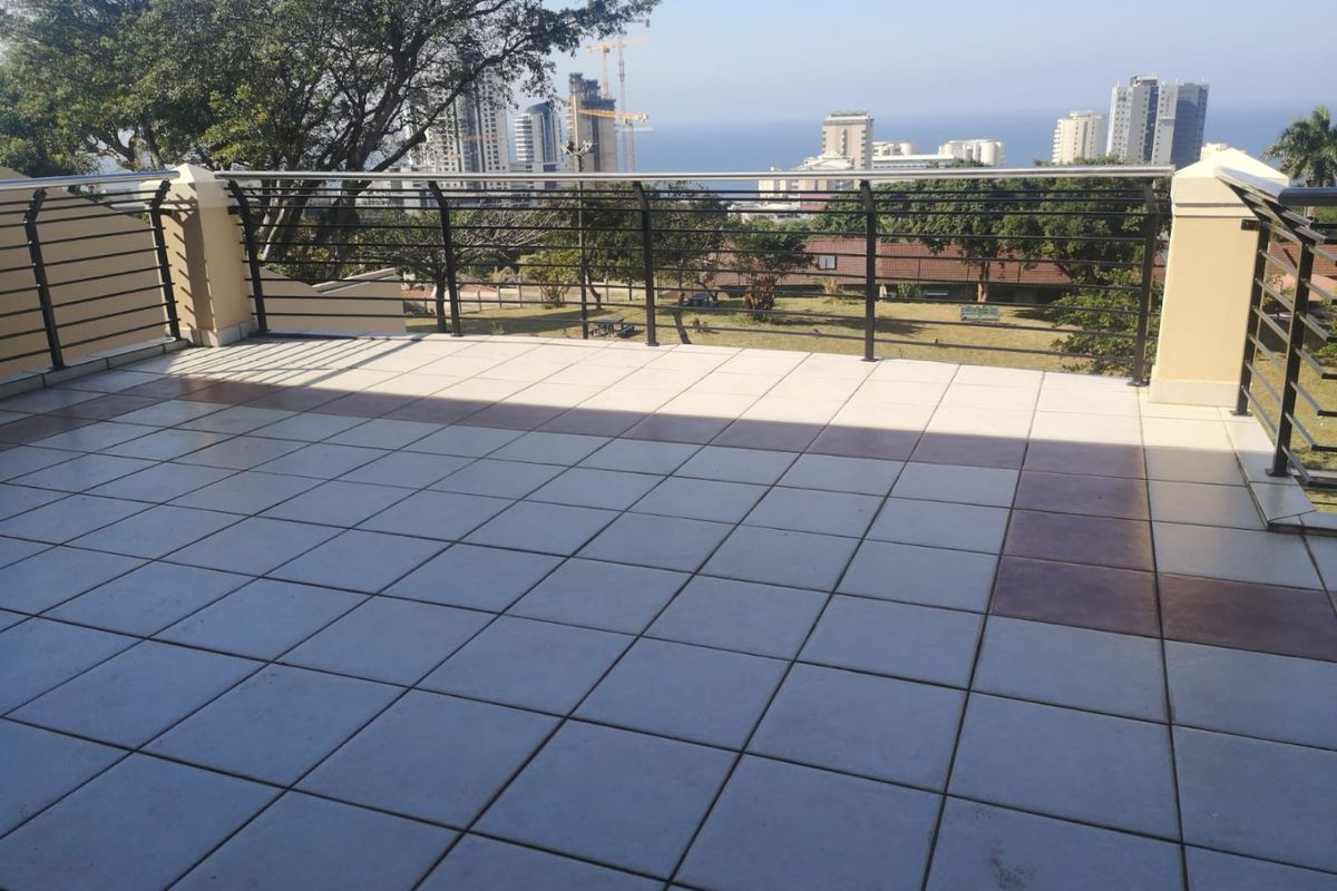 To let in Umhlanga. Exquisite Double Volume Penthouse  - Photo 2