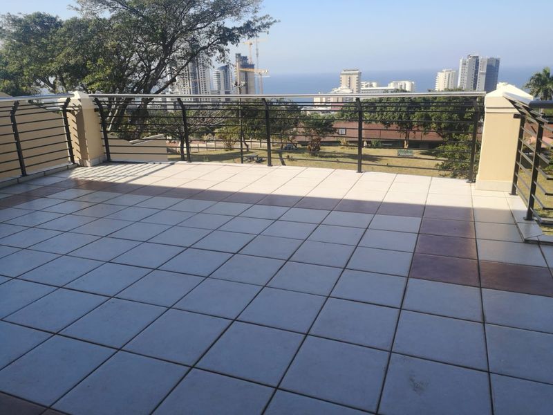 To let in Umhlanga. Exquisite Double Volume Penthouse  - Photo 2