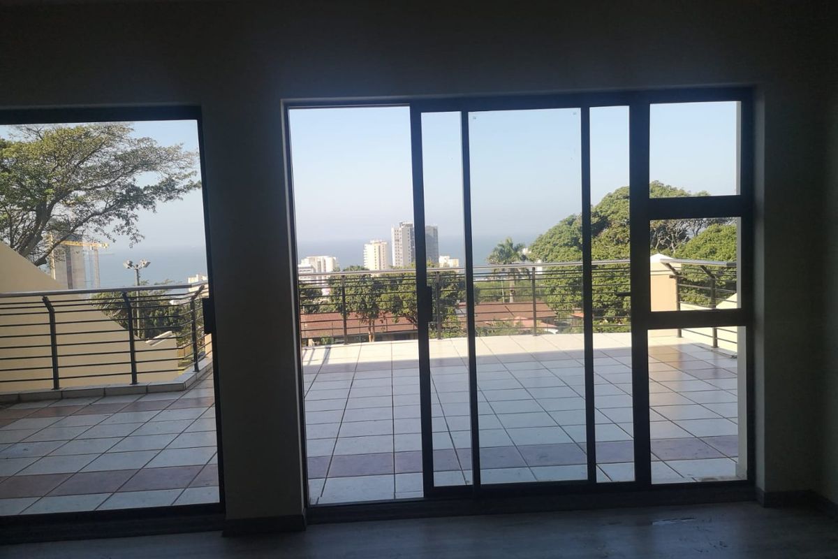 To let in Umhlanga. Exquisite Double Volume Penthouse  - Photo 5
