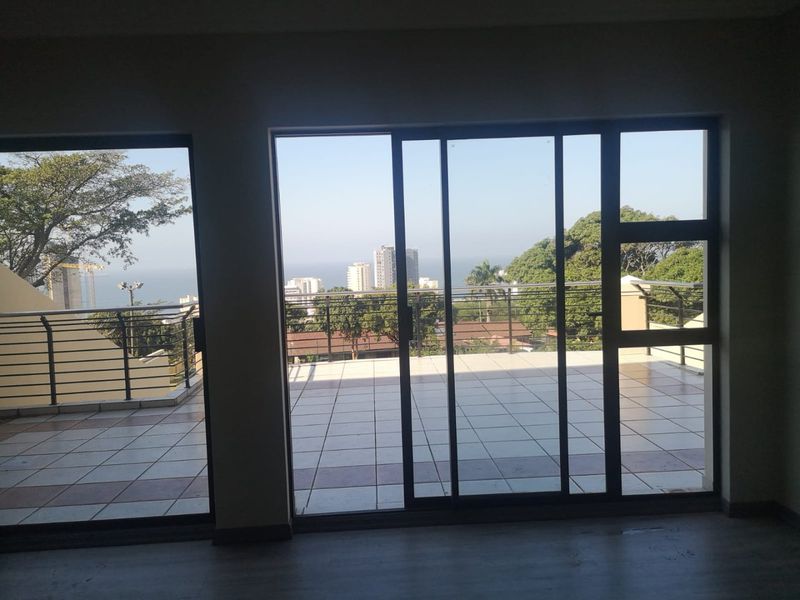 To let in Umhlanga. Exquisite Double Volume Penthouse  - Photo 5