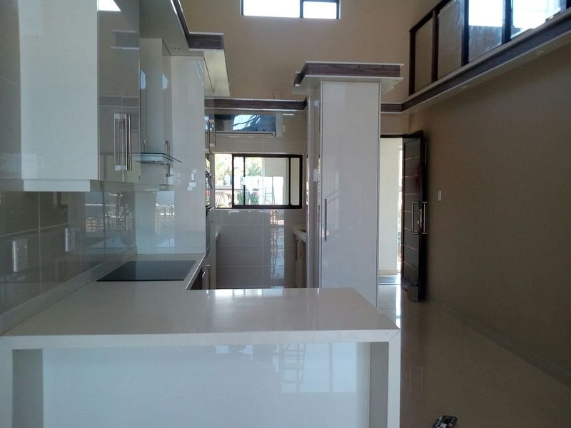 To let in Umhlanga. Exquisite Double Volume Penthouse  - Photo 10