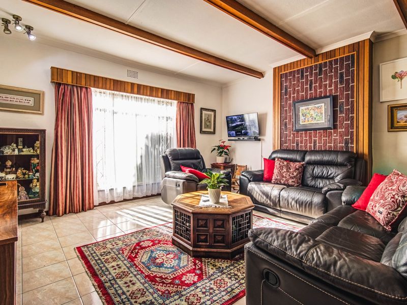 A 3 Bedroom House With A 2 Bedroom Flatlet! - Photo 2