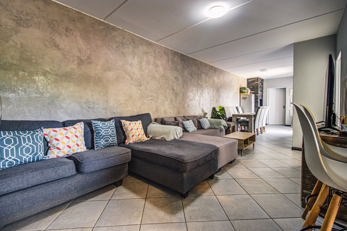 Ultra Modern Living   - Photo 5