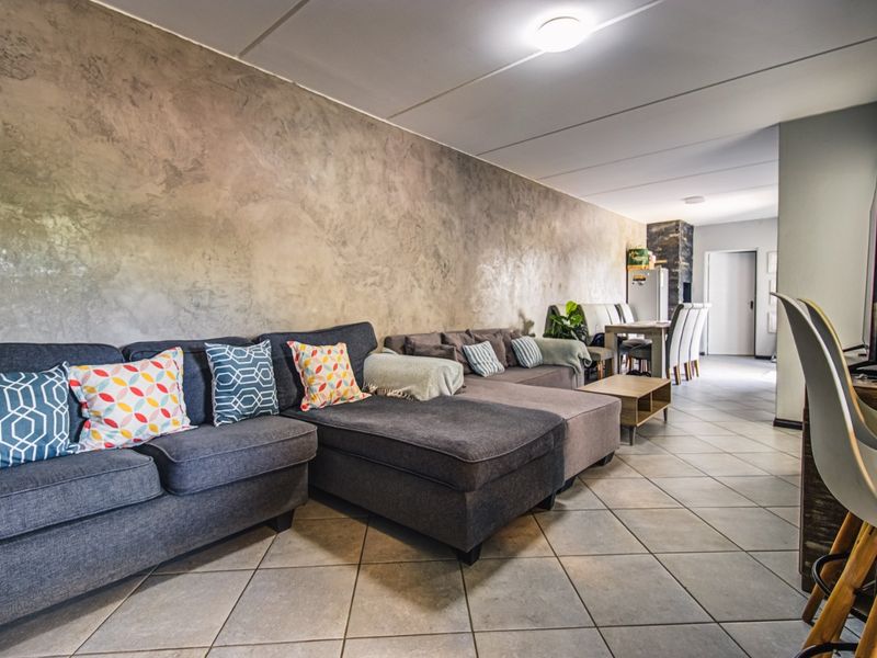 Ultra Modern Living   - Photo 5