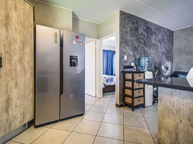 Ultra Modern Living   - Photo 10