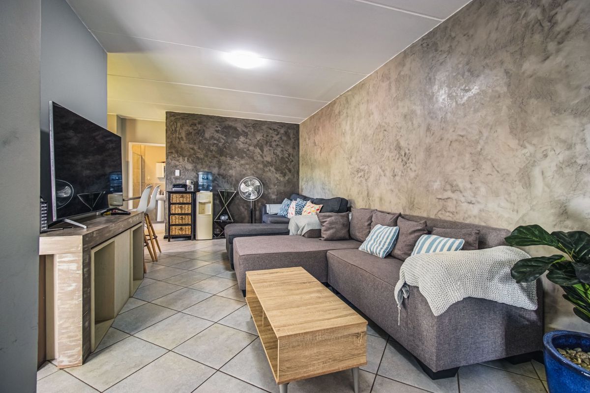 Ultra Modern Living   - Photo 3