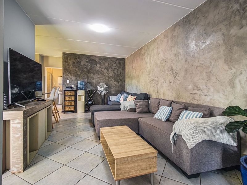 Ultra Modern Living   - Photo 3