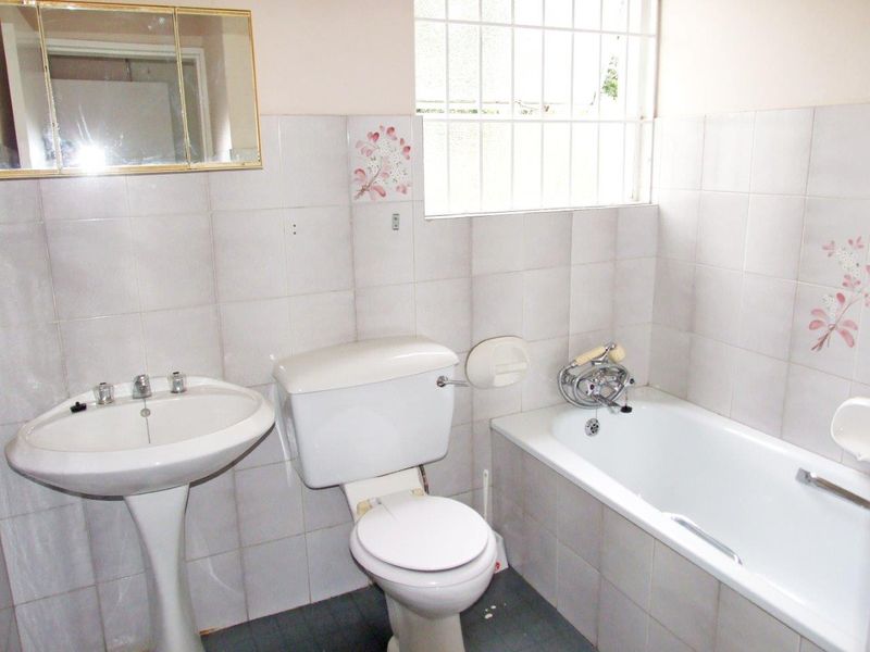 Two Bedroom Ground floor Unit with Garden - Available from the 1st of July 2026 - Photo 9