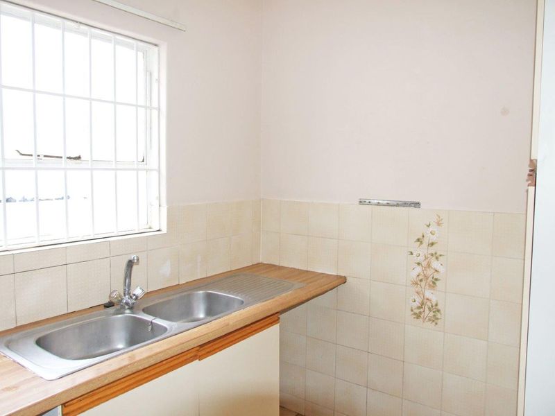Two Bedroom Ground floor Unit with Garden - Available from the 1st of July 2026 - Photo 5