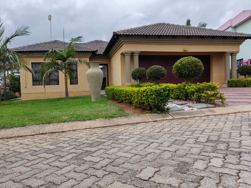 Elegant 4-Bedroom Home in Secure Estate | Polokwane - Photo 5