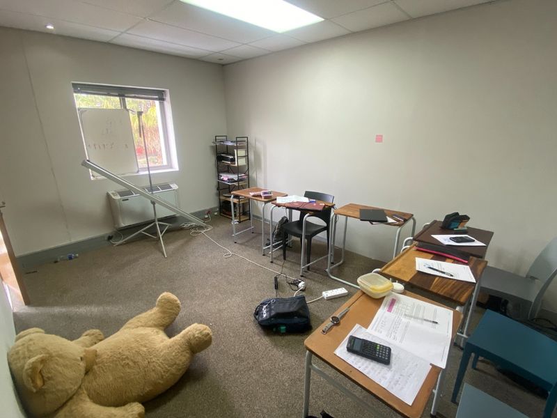 140m2 Commercial Space to Let  - Photo 5