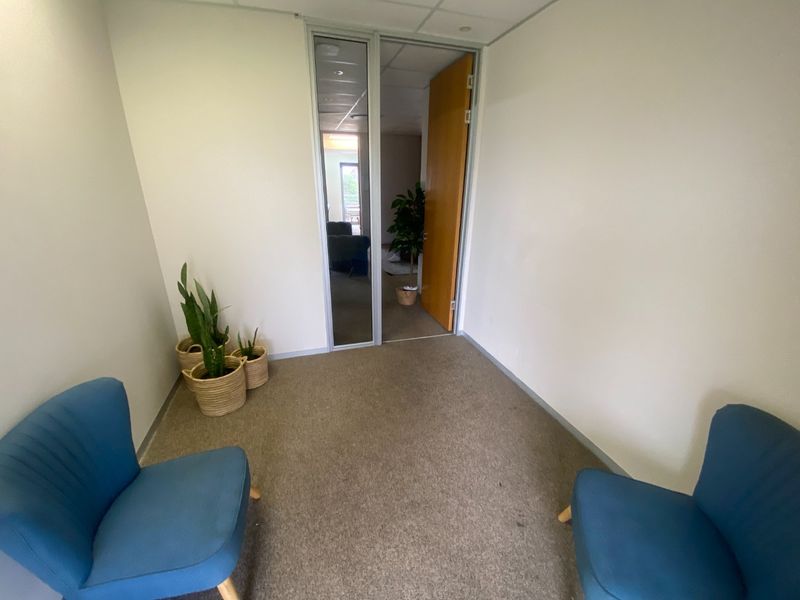 140m2 Commercial Space to Let  - Photo 3