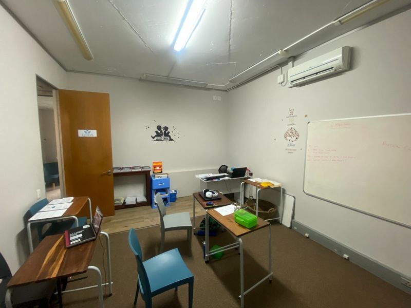 140m2 Commercial Space to Let  - Photo 10