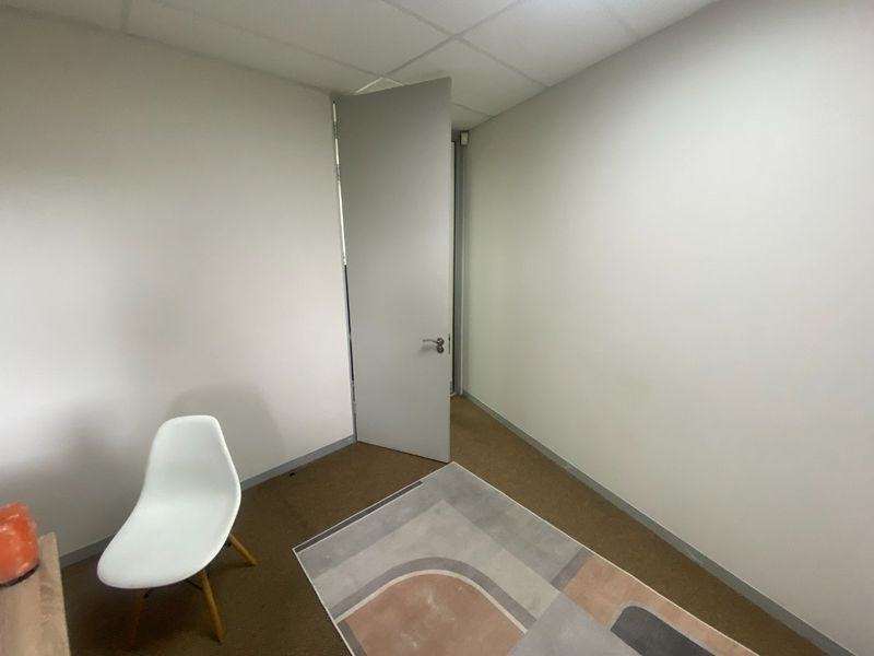 140m2 Commercial Space to Let  - Photo 8