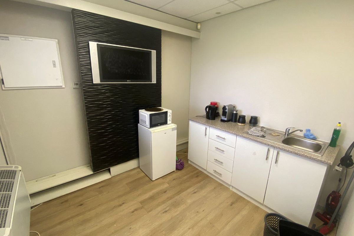 140m2 Commercial Space to Let  - Photo 2