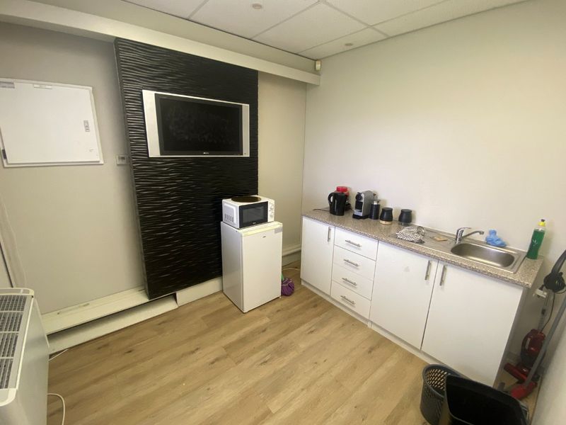 140m2 Commercial Space to Let  - Photo 2