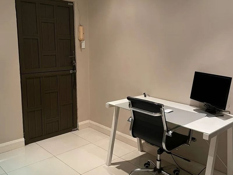 Beautifully Renovated - Photo 5