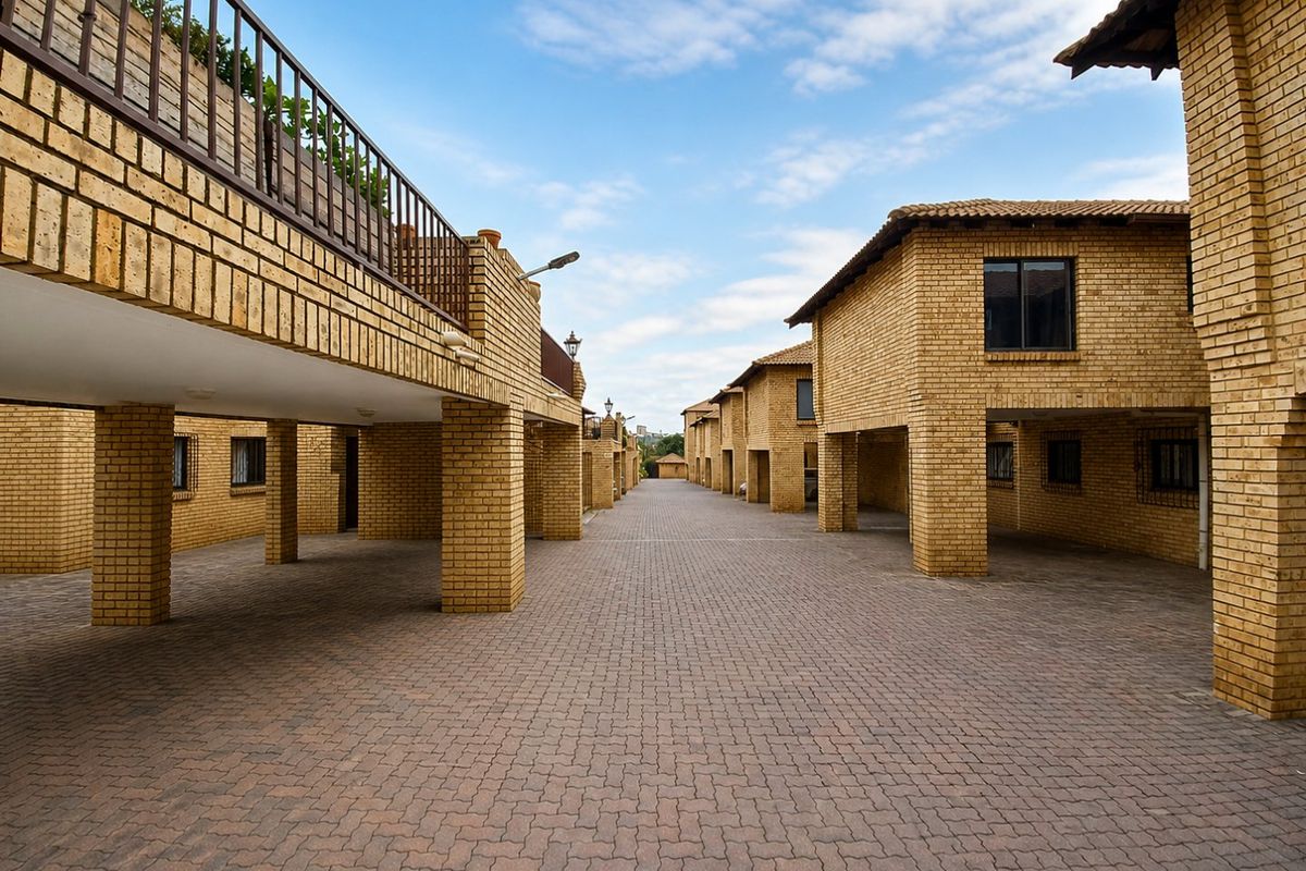 Eastleigh Townhouse With Communal Heated Pool and Fibre Access - 1st Floor! - Photo 2