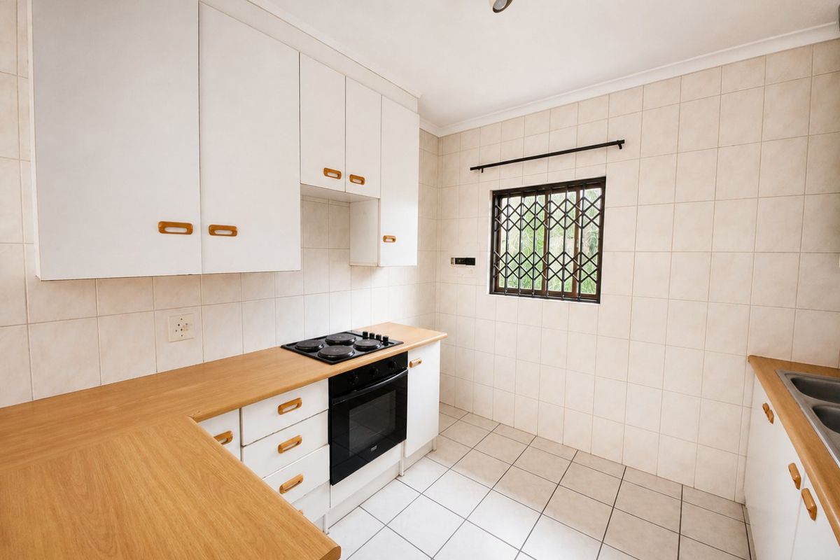 Eastleigh Townhouse With Communal Heated Pool and Fibre Access - 1st Floor! - Photo 5