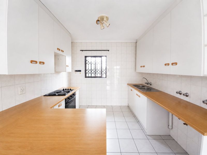 Eastleigh Townhouse With Communal Heated Pool and Fibre Access - 1st Floor! - Photo 4