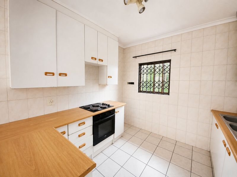 Eastleigh Townhouse With Communal Heated Pool and Fibre Access - 1st Floor! - Photo 5
