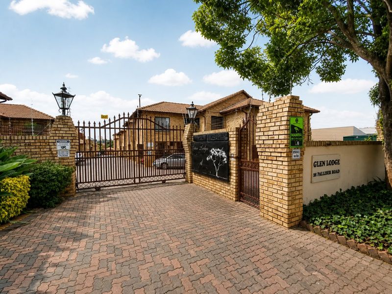 Eastleigh Townhouse With Communal Heated Pool and Fibre Access - 1st Floor! - Photo 1