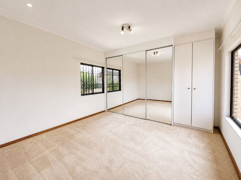 Eastleigh Townhouse With Communal Heated Pool and Fibre Access - 1st Floor! - Photo 9