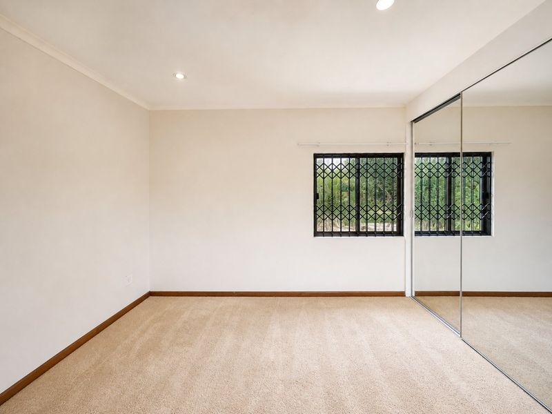 Eastleigh Townhouse With Communal Heated Pool and Fibre Access - 1st Floor! - Photo 10