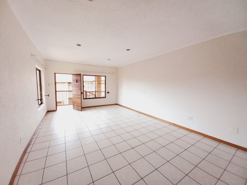 Eastleigh Townhouse With Communal Heated Pool and Fibre Access - 1st Floor! - Photo 8