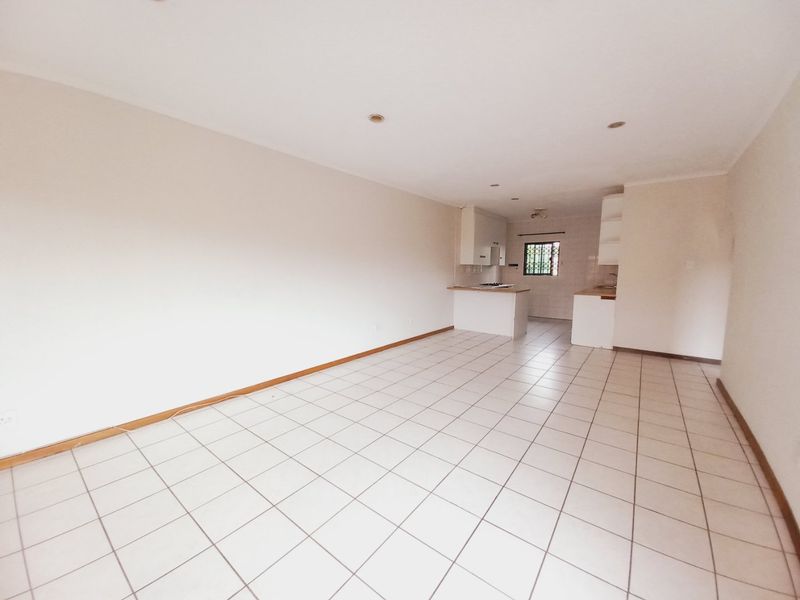 Eastleigh Townhouse With Communal Heated Pool and Fibre Access - 1st Floor! - Photo 7