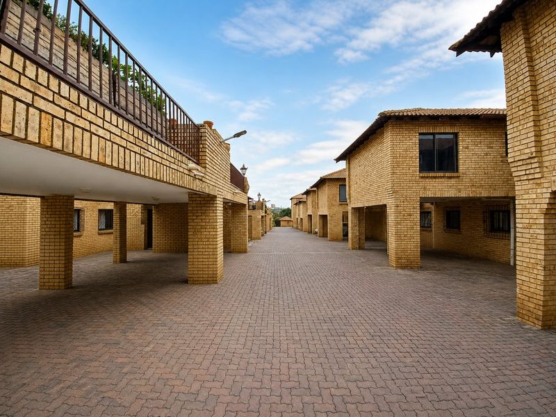 Eastleigh Townhouse With Communal Heated Pool and Fibre Access - 1st Floor! - Photo 2