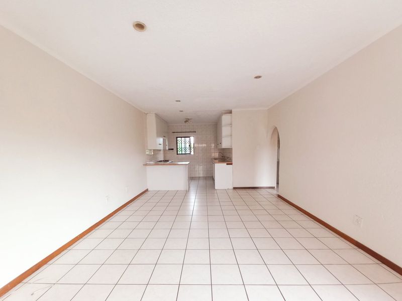 Eastleigh Townhouse With Communal Heated Pool and Fibre Access - 1st Floor! - Photo 6