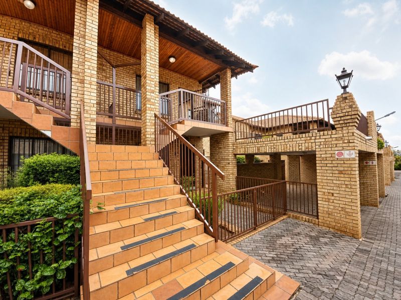 Eastleigh Townhouse With Communal Heated Pool and Fibre Access - 1st Floor! - Photo 3