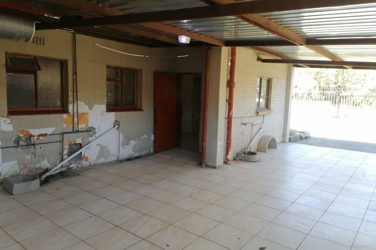 Student accomodation house with flatlets and security for Sale in Brandwag, near Freestate Universaty Main Gate entrance. - Photo 2