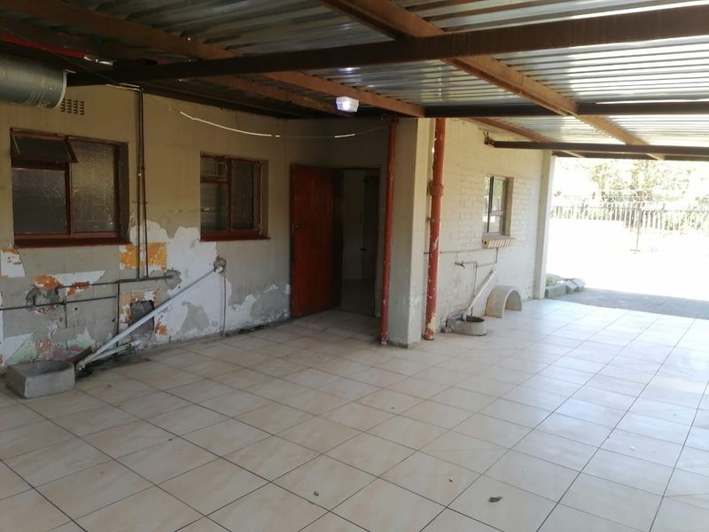 Student accomodation house with flatlets and security for Sale in Brandwag, near Freestate Universaty Main Gate entrance. - Photo 2
