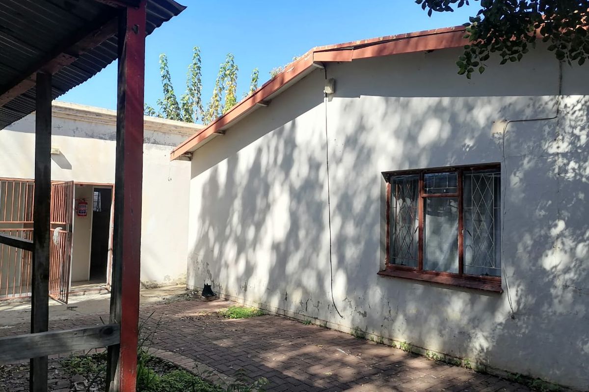 Student accomodation house with flatlets and security for Sale in Brandwag, near Freestate Universaty Main Gate entrance. - Photo 3