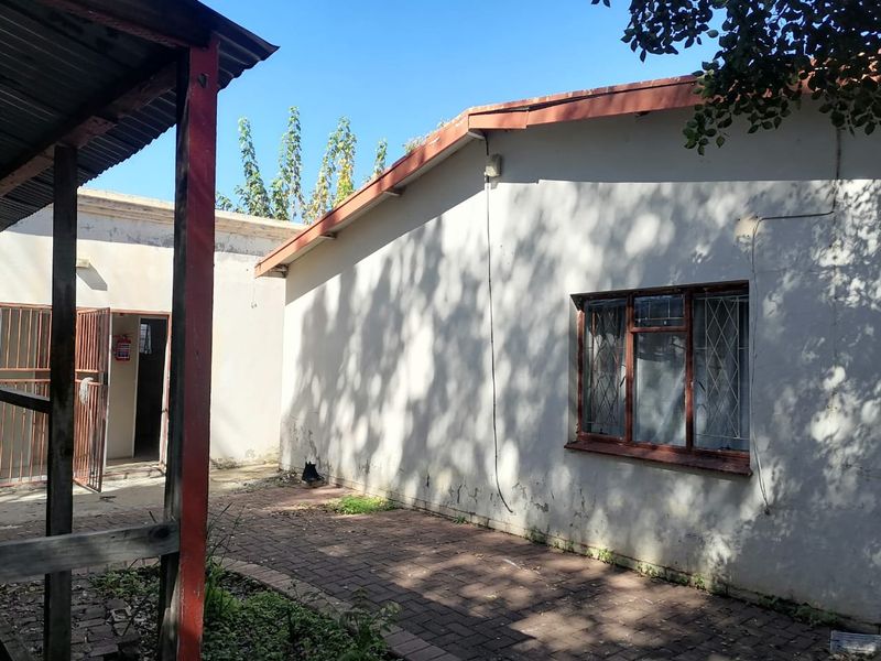 Student accomodation house with flatlets and security for Sale in Brandwag, near Freestate Universaty Main Gate entrance. - Photo 3