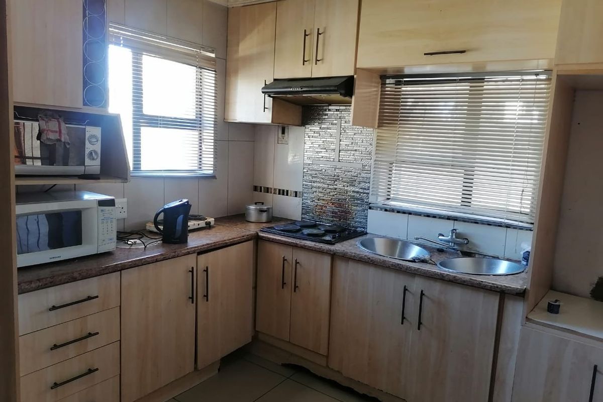 Student accomodation house with flatlets and security for Sale in Brandwag, near Freestate Universaty Main Gate entrance. - Photo 4