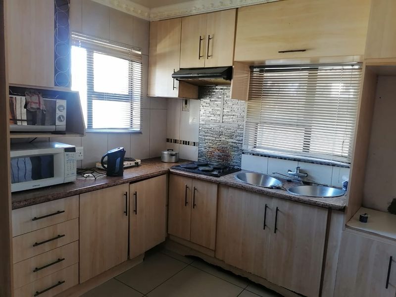 Student accomodation house with flatlets and security for Sale in Brandwag, near Freestate Universaty Main Gate entrance. - Photo 4