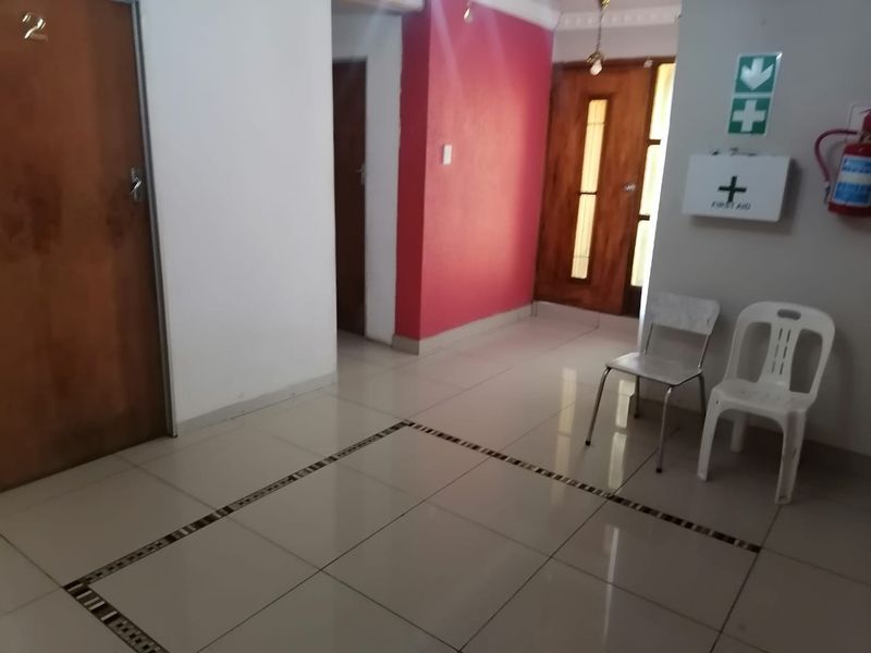 Student accomodation house with flatlets and security for Sale in Brandwag, near Freestate Universaty Main Gate entrance. - Photo 8
