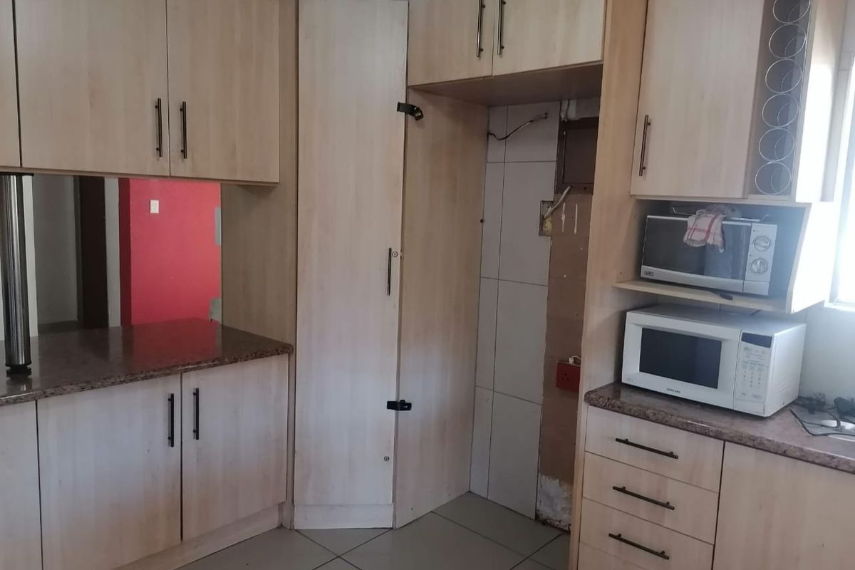 Student accomodation house with flatlets and security for Sale in Brandwag, near Freestate Universaty Main Gate entrance. - Photo 5