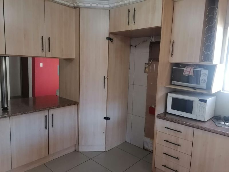 Student accomodation house with flatlets and security for Sale in Brandwag, near Freestate Universaty Main Gate entrance. - Photo 5