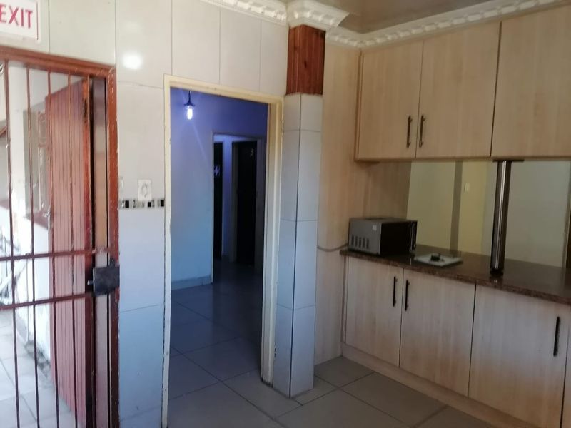 Student accomodation house with flatlets and security for Sale in Brandwag, near Freestate Universaty Main Gate entrance. - Photo 9