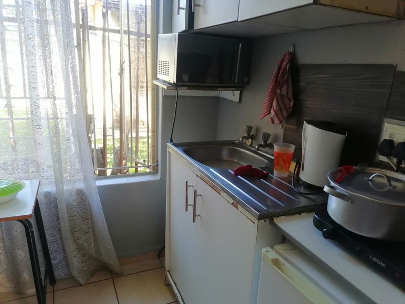 Student accomodation house with flatlets and security for Sale in Brandwag, near Freestate Universaty Main Gate entrance. - Photo 7